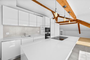 Loft rénové sous combles à Bulle